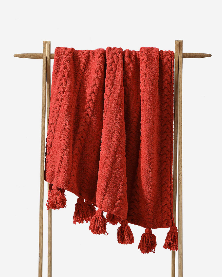 Braided Pom Pom Throw Rouge