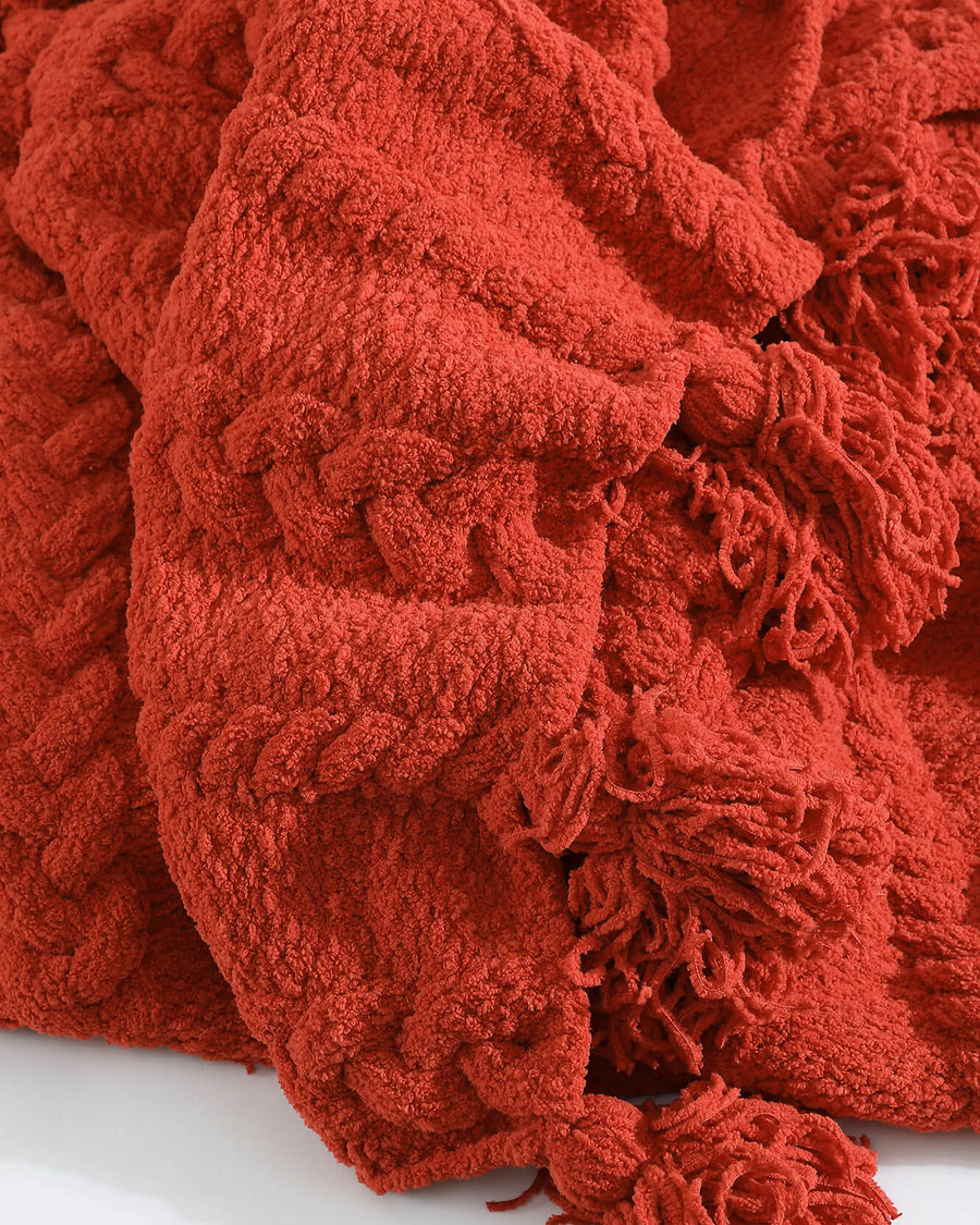 Braided Pom Pom Throw Rouge